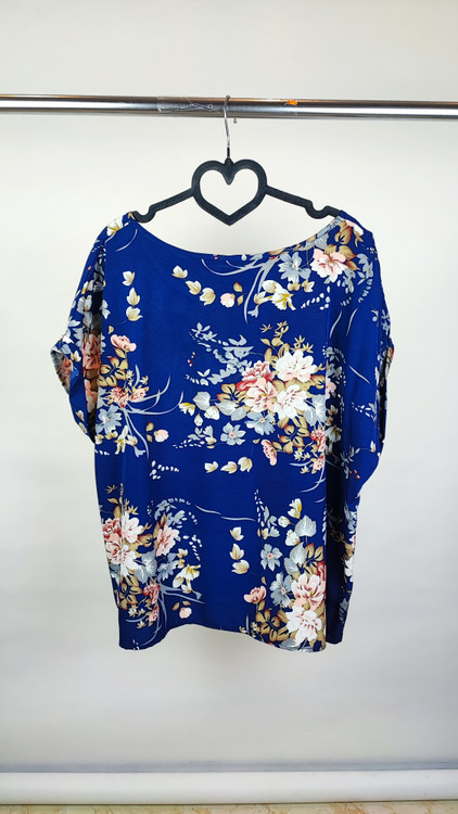 شومیز زنانه سایز بزرگ استوک وارداتی طرح گلدار رنگ سرمهای کد ۲۳۰۷ تنخور مدل