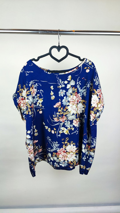 شومیز زنانه سایز بزرگ استوک وارداتی طرح گلدار رنگ سرمهای کد ۲۳۰۷ تنخور مدل