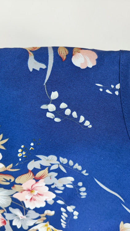 شومیز زنانه سایز بزرگ استوک وارداتی طرح گلدار رنگ سرمهای کد ۲۳۰۷ تنخور مدل