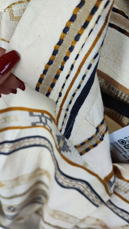 شومیز سایزبزرگ زنانه استوک اروپایی برند هانرز پلاس رنگ کرم با طرح هندسی سنتی و کیفیت درجه یک گرید