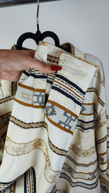 شومیز سایزبزرگ زنانه استوک اروپایی برند هانرز پلاس رنگ کرم با طرح هندسی سنتی و کیفیت درجه یک گرید