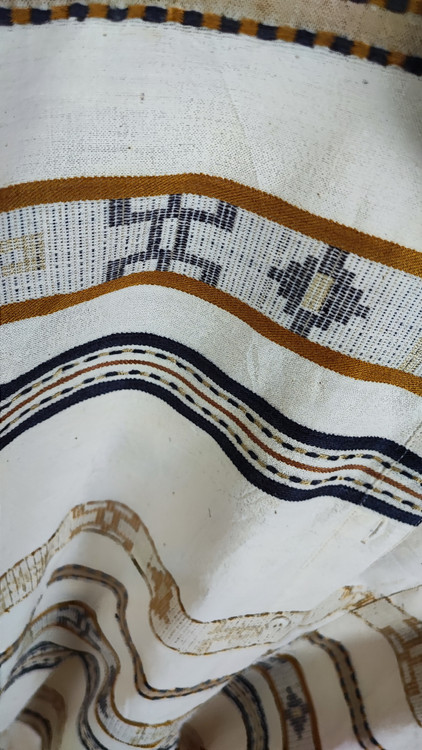 شومیز سایزبزرگ زنانه استوک اروپایی برند هانرز پلاس رنگ کرم با طرح هندسی سنتی و کیفیت درجه یک گرید