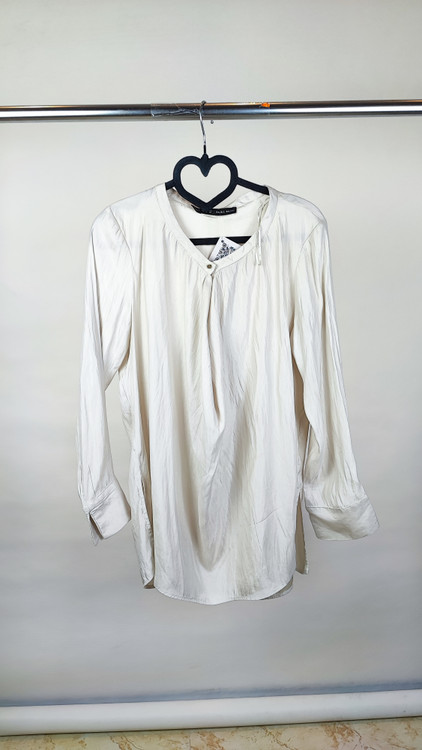 شومیز زنانه استوک برند زارا رنگ کرم/شیری یقه هفت با پلیسه جلوی سینه و سرآستین دکمهدار مناسب سایز ۴۲ تا ۴۴ از زرماه گالری