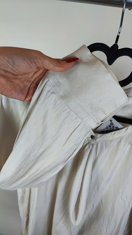 شومیز زنانه استوک برند زارا رنگ کرم/شیری یقه هفت با پلیسه جلوی سینه و سرآستین دکمهدار مناسب سایز ۴۲ تا ۴۴ از زرماه گالری