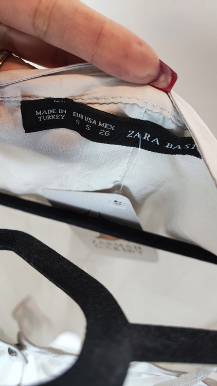 شومیز زنانه استوک برند زارا رنگ کرم/شیری یقه هفت با پلیسه جلوی سینه و سرآستین دکمهدار مناسب سایز ۴۲ تا ۴۴ از زرماه گالری