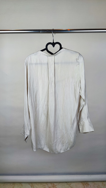 شومیز زنانه استوک برند زارا رنگ کرم/شیری یقه هفت با پلیسه جلوی سینه و سرآستین دکمهدار مناسب سایز ۴۲ تا ۴۴ از زرماه گالری