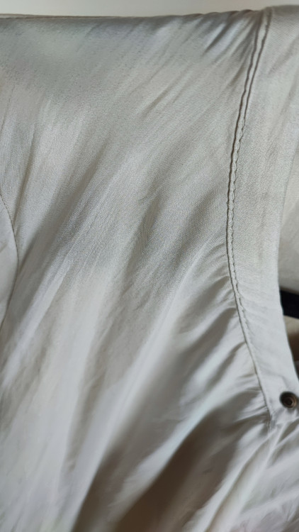 شومیز زنانه استوک برند زارا رنگ کرم/شیری یقه هفت با پلیسه جلوی سینه و سرآستین دکمهدار مناسب سایز ۴۲ تا ۴۴ از زرماه گالری