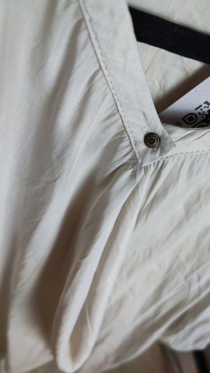 شومیز زنانه استوک برند زارا رنگ کرم/شیری یقه هفت با پلیسه جلوی سینه و سرآستین دکمهدار مناسب سایز ۴۲ تا ۴۴ از زرماه گالری