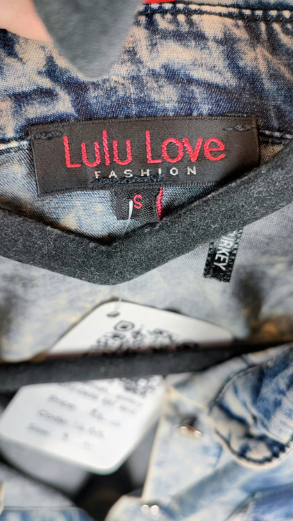 مانتو شومیزی لی زنانه استوک مدل اسیدشوی آبی و سفید کد ۱۵۵۸ با تکهدوزی و گلدوزی X روی سینه مناسب استایل خیابانی زرماه گالری