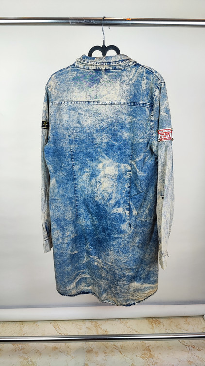 مانتو شومیزی لی زنانه استوک مدل اسیدشوی آبی و سفید کد ۱۵۵۸ با تکهدوزی و گلدوزی X روی سینه مناسب استایل خیابانی زرماه گالری