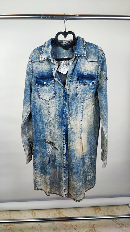 مانتو شومیزی لی زنانه استوک مدل اسیدشوی آبی و سفید کد ۱۵۵۸ با تکهدوزی و گلدوزی X روی سینه مناسب استایل خیابانی زرماه گالری