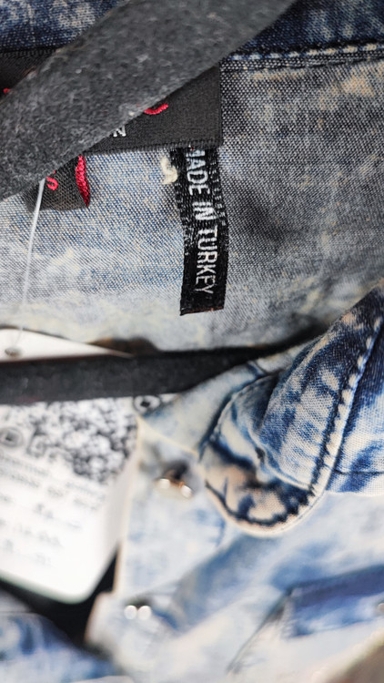 مانتو شومیزی لی زنانه استوک مدل اسیدشوی آبی و سفید کد ۱۵۵۸ با تکهدوزی و گلدوزی X روی سینه مناسب استایل خیابانی زرماه گالری