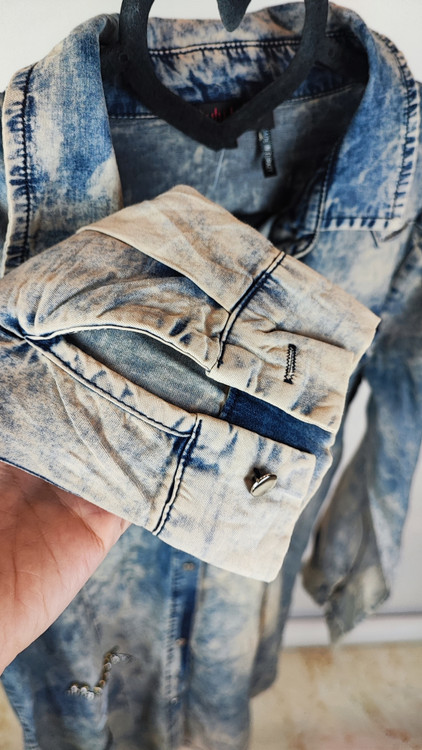 مانتو شومیزی لی زنانه استوک مدل اسیدشوی آبی و سفید کد ۱۵۵۸ با تکهدوزی و گلدوزی X روی سینه مناسب استایل خیابانی زرماه گالری