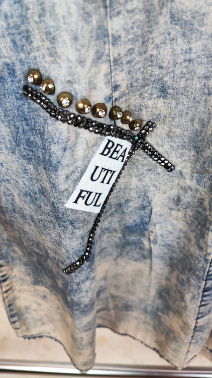 مانتو شومیزی لی زنانه استوک مدل اسیدشوی آبی و سفید کد ۱۵۵۸ با تکهدوزی و گلدوزی X روی سینه مناسب استایل خیابانی زرماه گالری