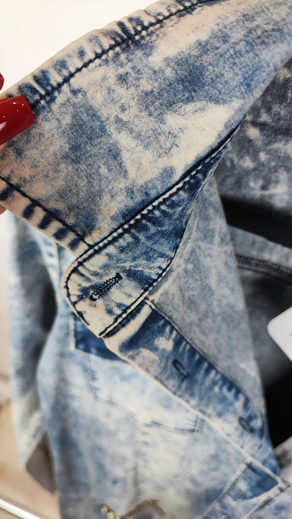 مانتو شومیزی لی زنانه استوک مدل اسیدشوی آبی و سفید کد ۱۵۵۸ با تکهدوزی و گلدوزی X روی سینه مناسب استایل خیابانی زرماه گالری