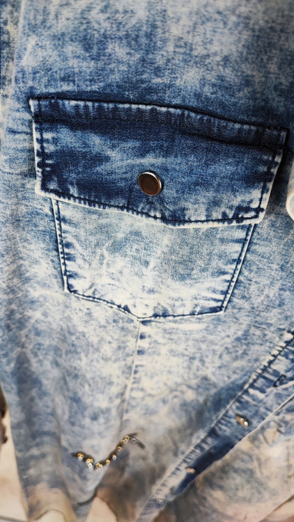 مانتو شومیزی لی زنانه استوک مدل اسیدشوی آبی و سفید کد ۱۵۵۸ با تکهدوزی و گلدوزی X روی سینه مناسب استایل خیابانی زرماه گالری