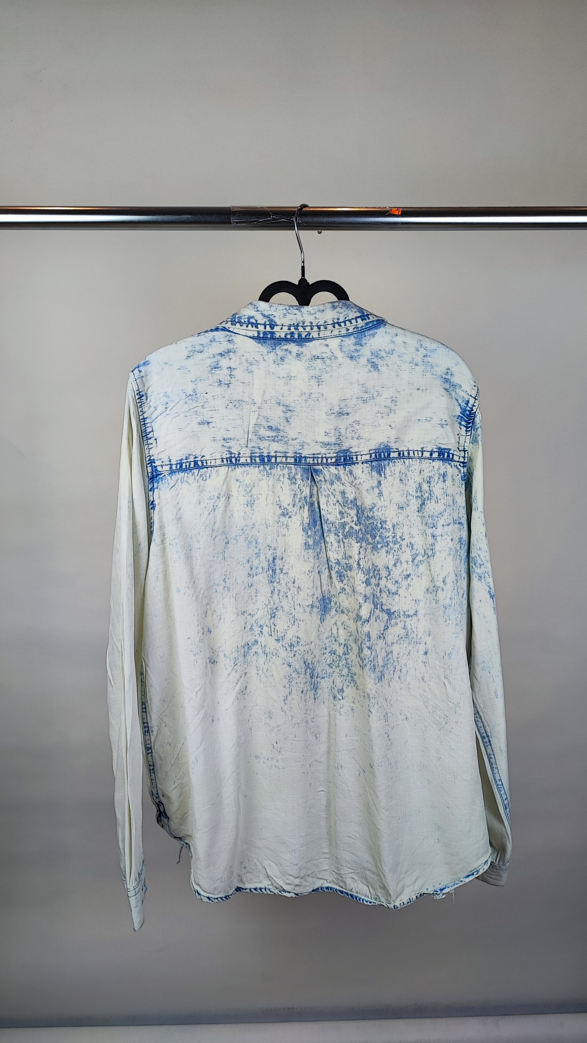 شومیز جین کاغذی زنانه اسیدشور برند Velvet Heart رنگ آبی روشن کد 2 دارای چند لکه کوچک روی آستین و بدنه