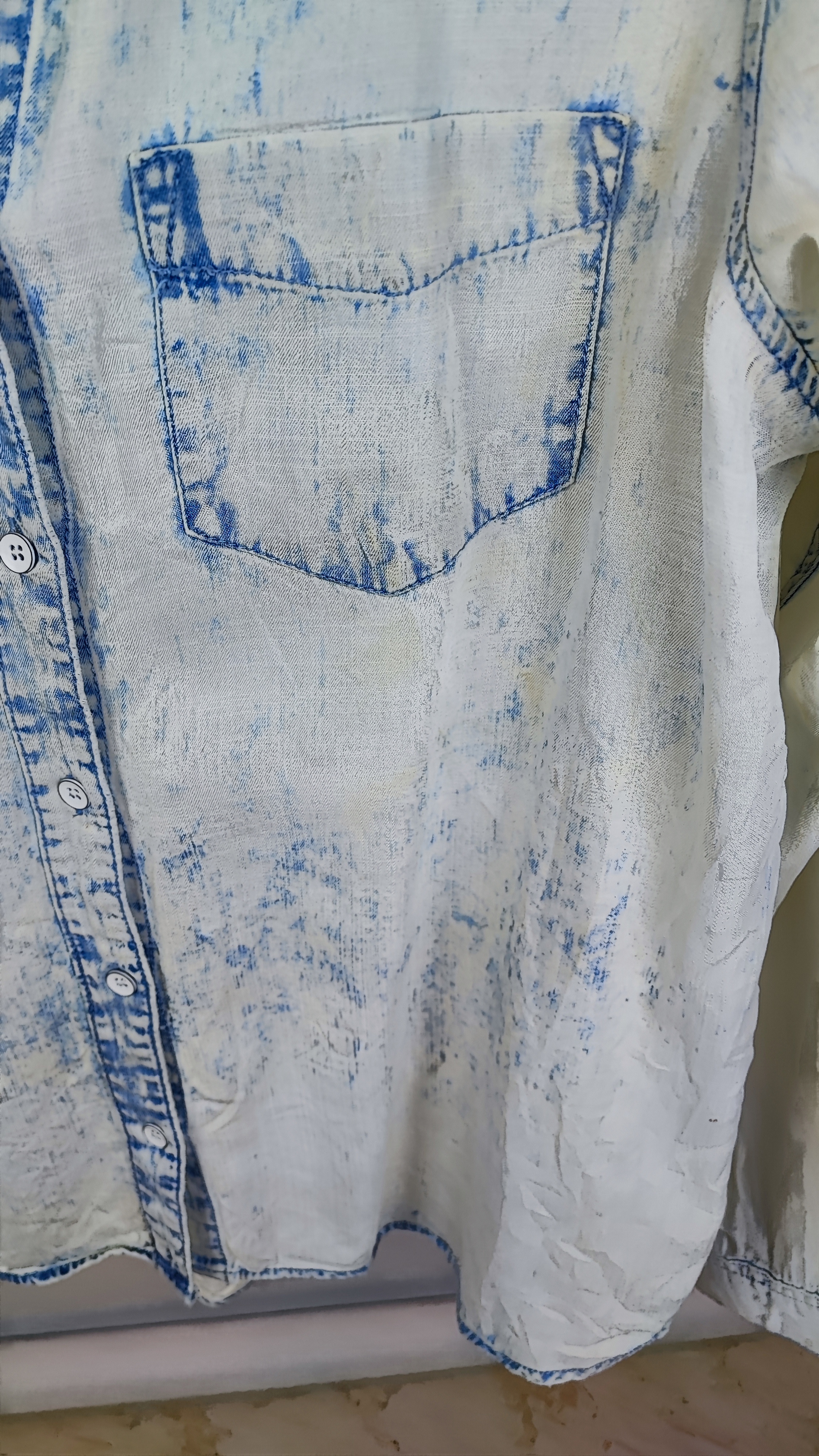 شومیز جین کاغذی زنانه اسیدشور برند Velvet Heart رنگ آبی روشن کد 2 دارای چند لکه کوچک روی آستین و بدنه