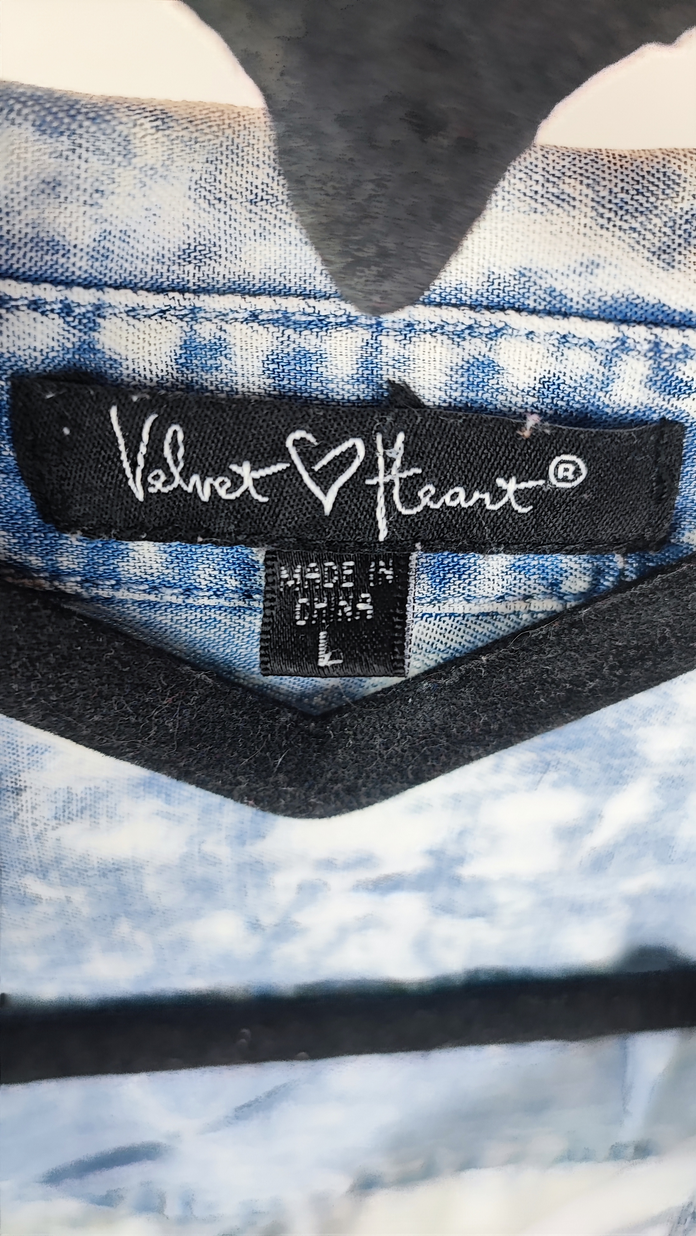 شومیز جین کاغذی زنانه اسیدشور برند Velvet Heart رنگ آبی روشن کد 2 دارای چند لکه کوچک روی آستین و بدنه