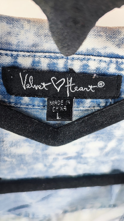 شومیز جین کاغذی زنانه اسیدشور برند Velvet Heart رنگ آبی روشن کد 2 دارای چند لکه کوچک روی آستین و بدنه