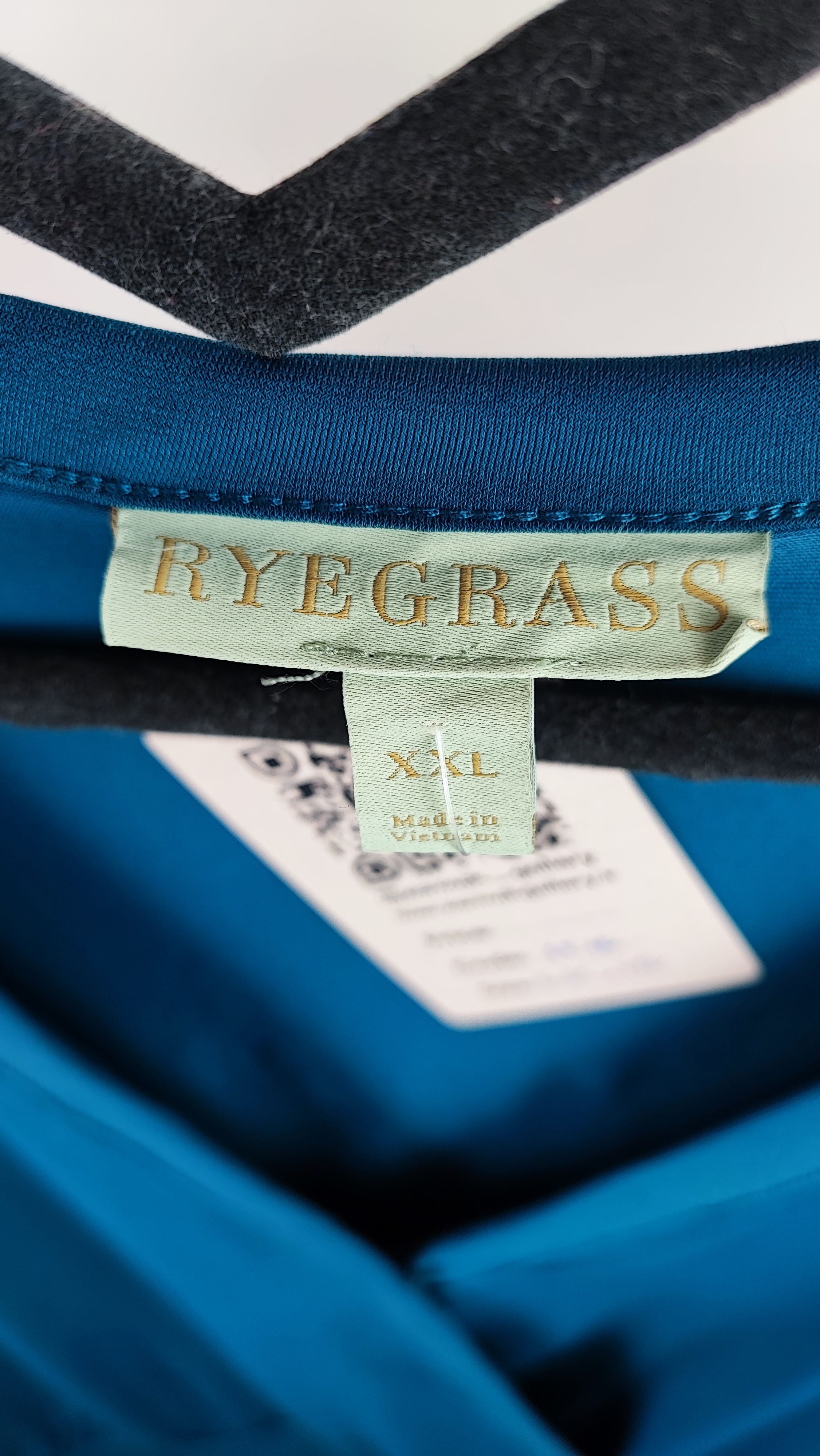 بلوز یقه چپ و راستی زنانه سایزبزرگ رنگ آبی کاربنی برند Ryegrass استوک اروپایی مناسب استایل مجلسی و نیمهرسمی