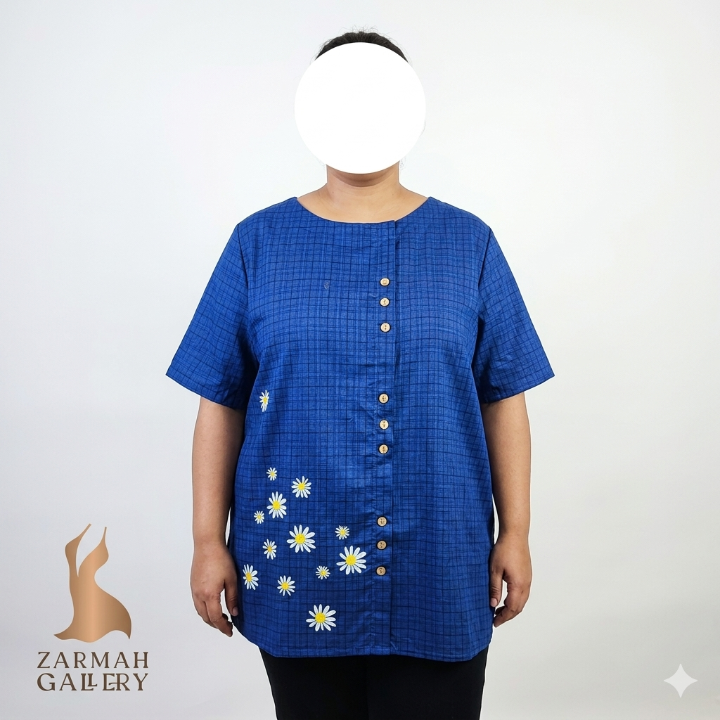 شومیز زنانه سایزبزرگ برند Flycurvy رنگ آبی چهارخانه با طرح گل بابونه و دکمههای تزیینی