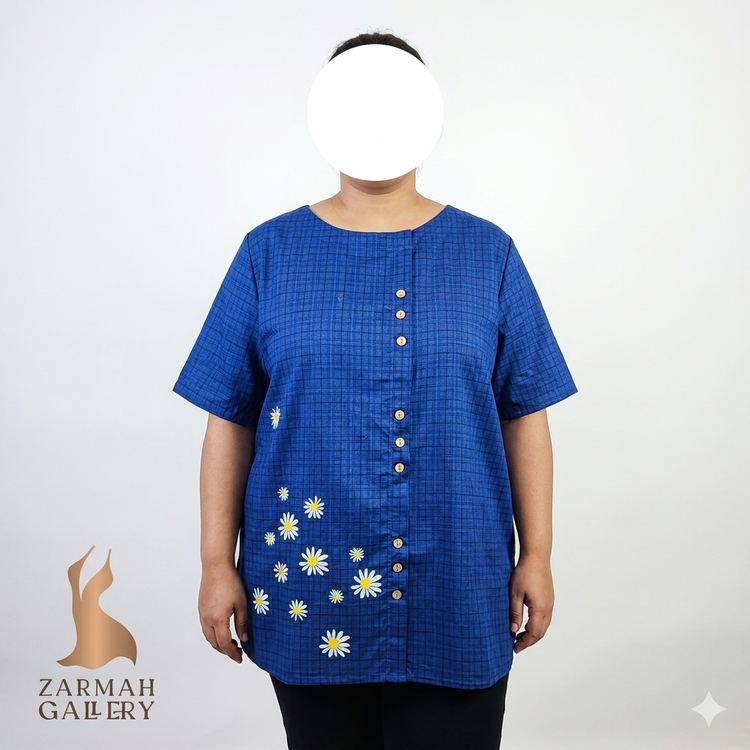 شومیز زنانه سایزبزرگ برند Flycurvy رنگ آبی چهارخانه با طرح گل بابونه و دکمههای تزیینی