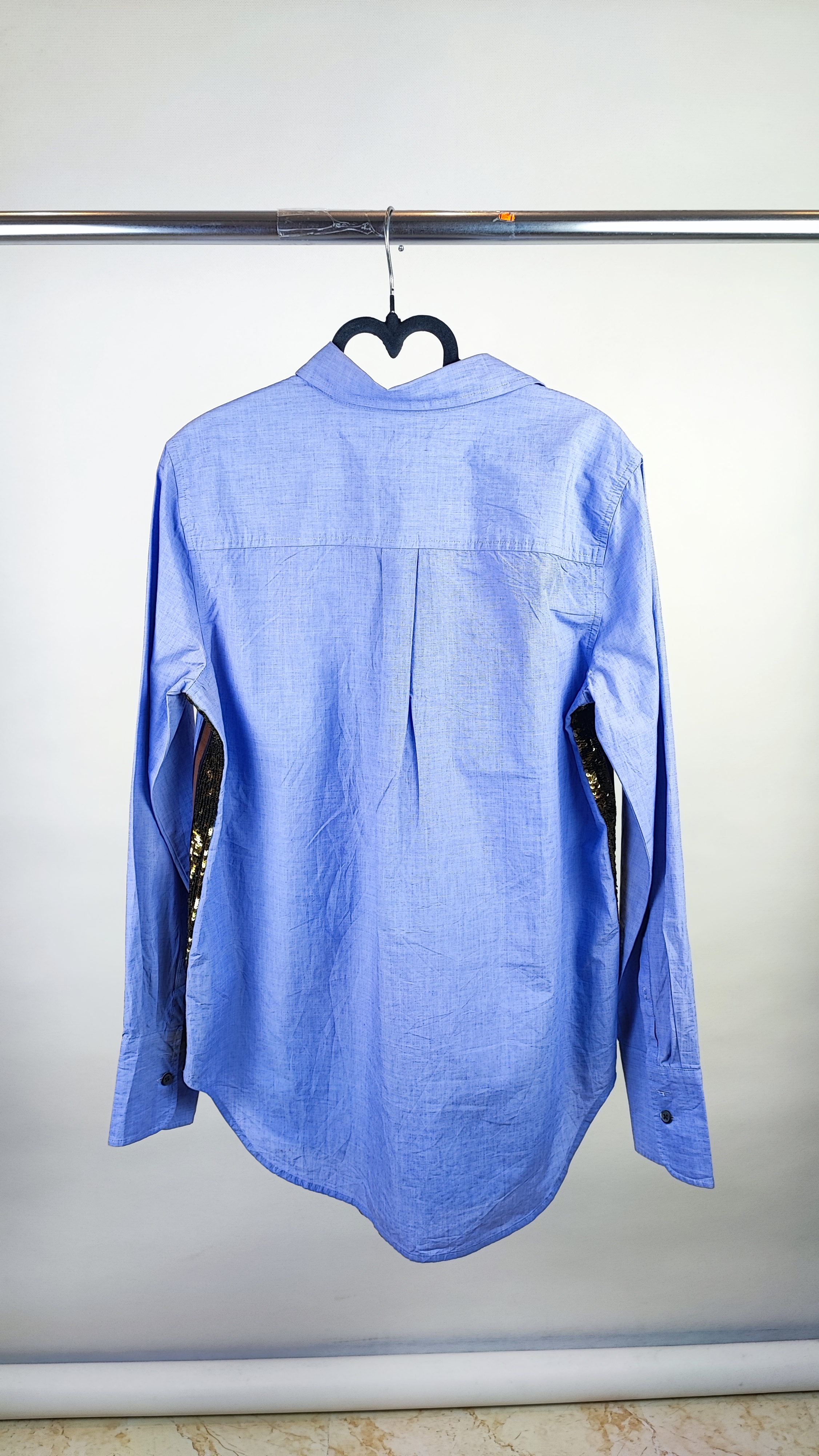 شومیز آستین بلند زنانه استوک اصل برند جی کرو (J.CREW) رنگ آبی ملانژ با نوار پولکی طلایی کنارهها مناسب استایل نیمهرسمی