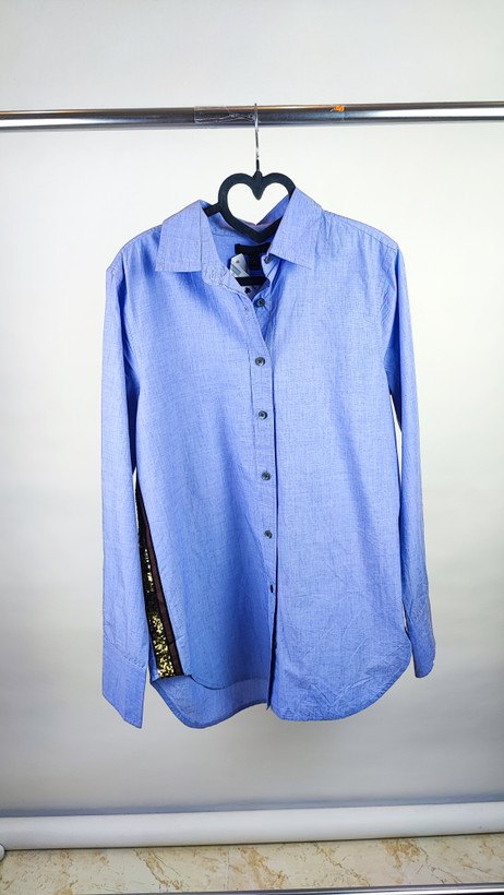 شومیز آستین بلند زنانه استوک اصل برند جی کرو (J.CREW) رنگ آبی ملانژ با نوار پولکی طلایی کنارهها مناسب استایل نیمهرسمی