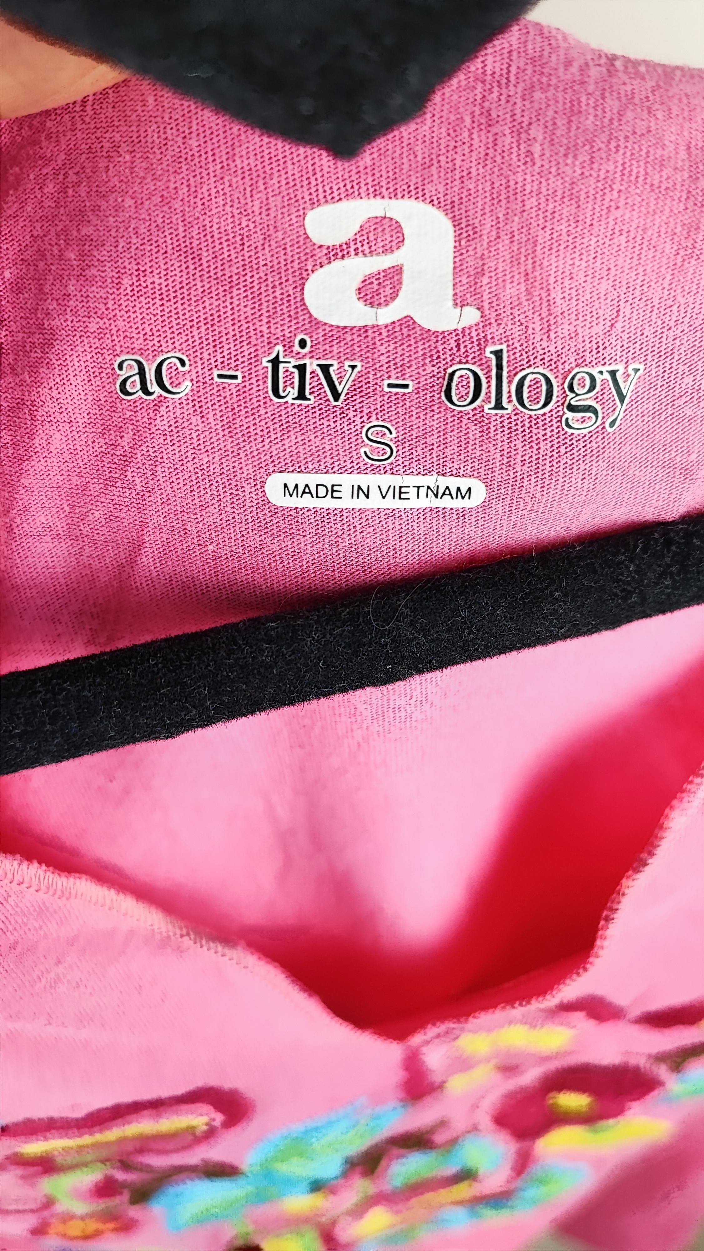تیشرت زنانه آستین کوتاه یقه هفت رنگ صورتی برند ac-tiv-ology با گلدوزی گلهای رنگی روی سینه، محصول استوک وارداتی گرید b