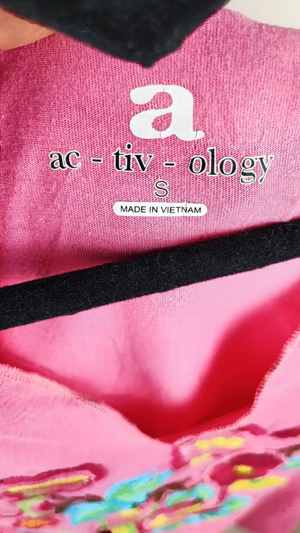 تیشرت زنانه آستین کوتاه یقه هفت رنگ صورتی برند ac-tiv-ology با گلدوزی گلهای رنگی روی سینه، محصول استوک وارداتی گرید b