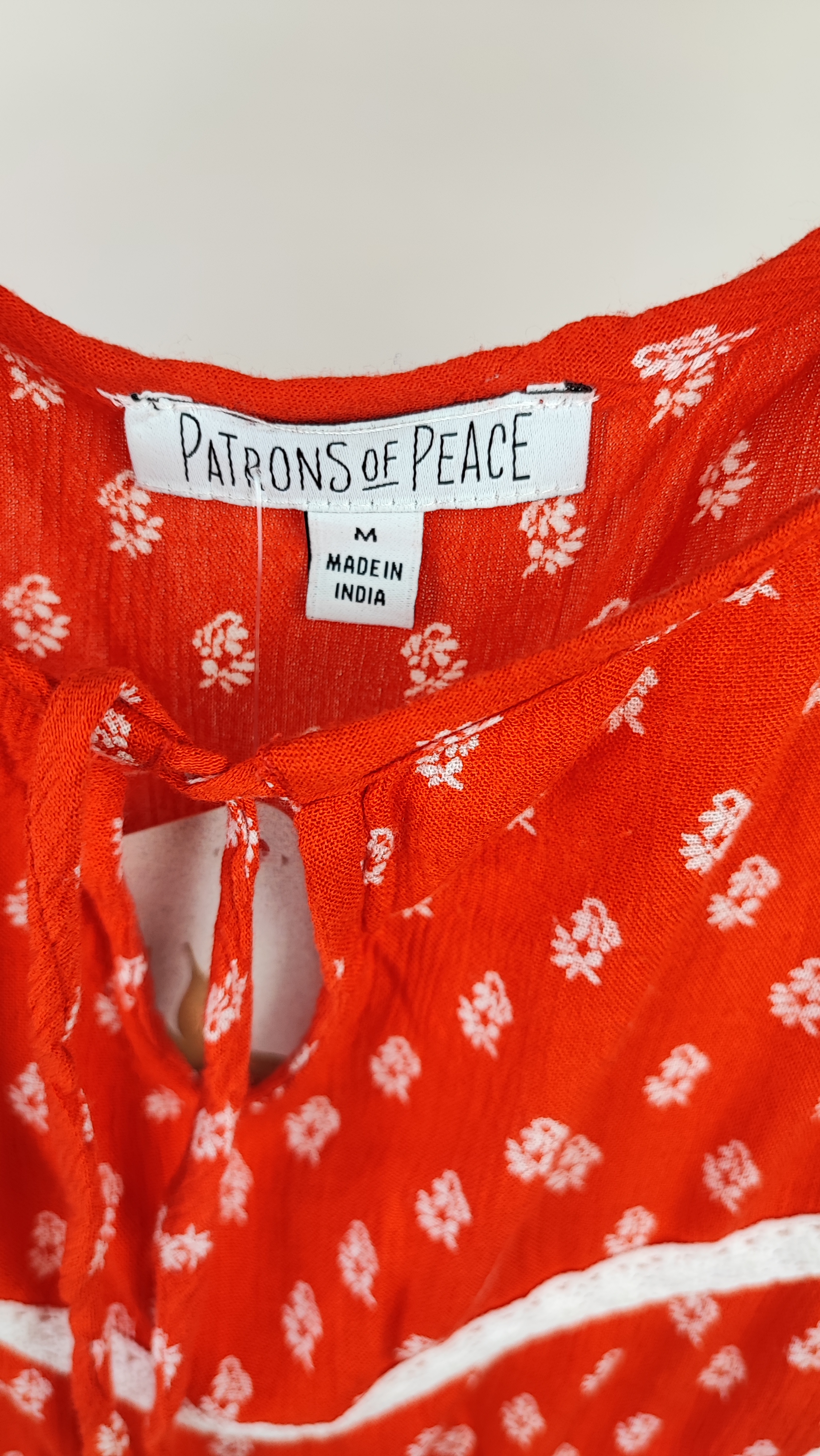 تاپ زنانه استوک برند Patrons of Peace رنگ نارنجی آجری طرحدار با جزئیات گیپور و یقه بنددار