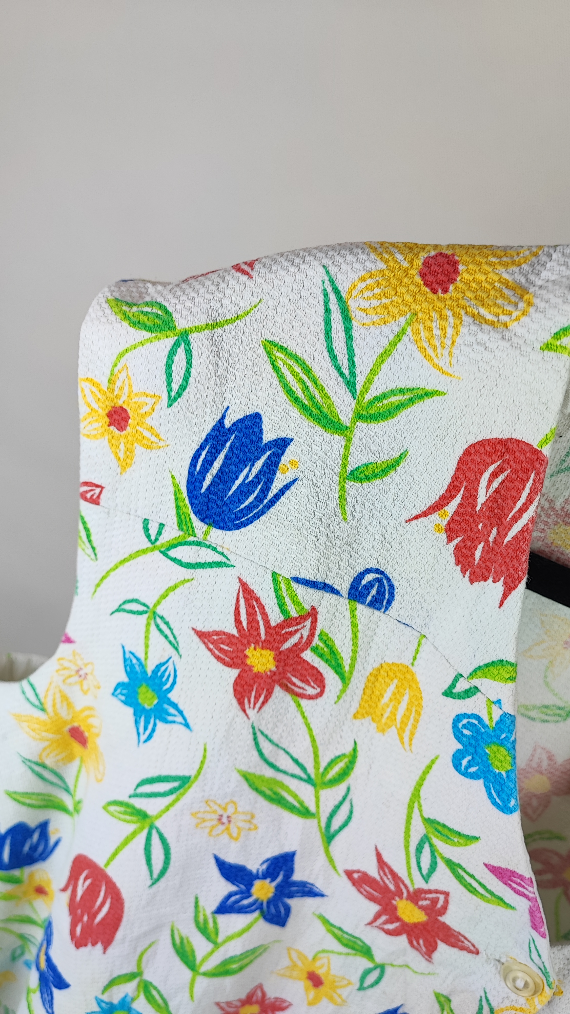 تاپ زنانه سایزبزرگ وارداتی استوک کد 2485 گرید C با طرح گلهای رنگارنگ روی زمینه سفید و یقه هفت. مناسب برای سایز ۴۶ و ۴۸