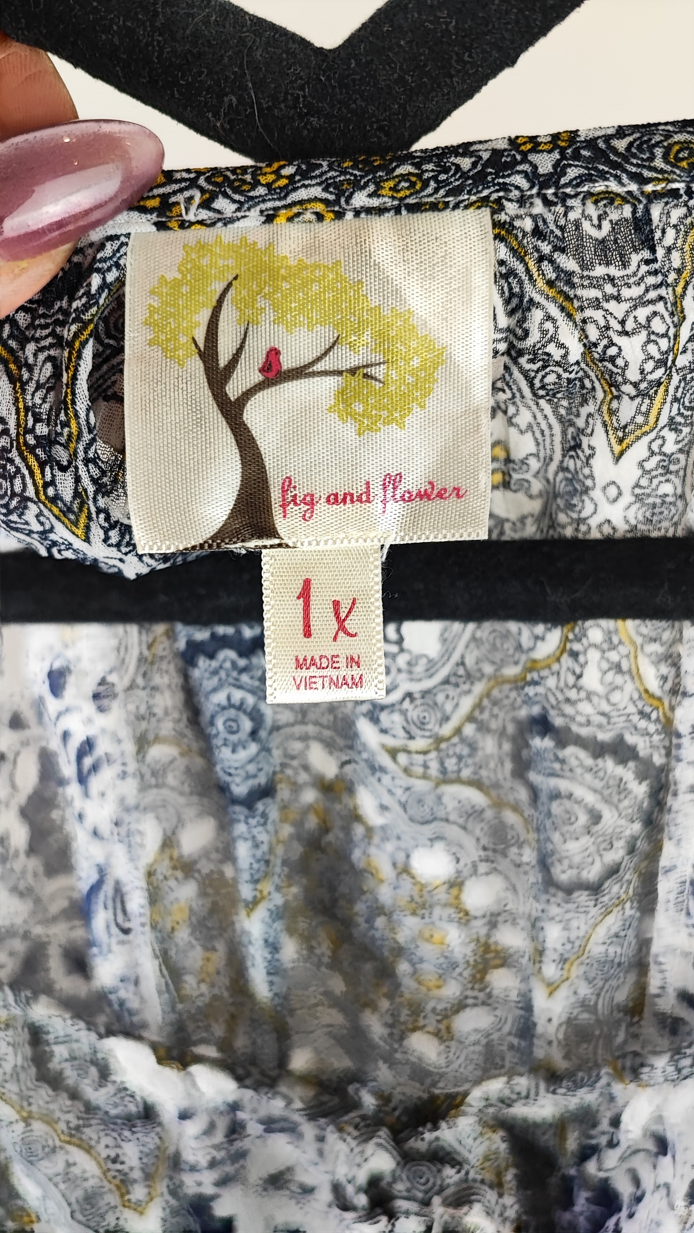 شومیز زنانه سایزبزرگ برند Fig and Flower استوک اروپایی طرح بتهجقه رنگ سفید سرمهای سایز ۱ ایکس مناسب استایل کژوال