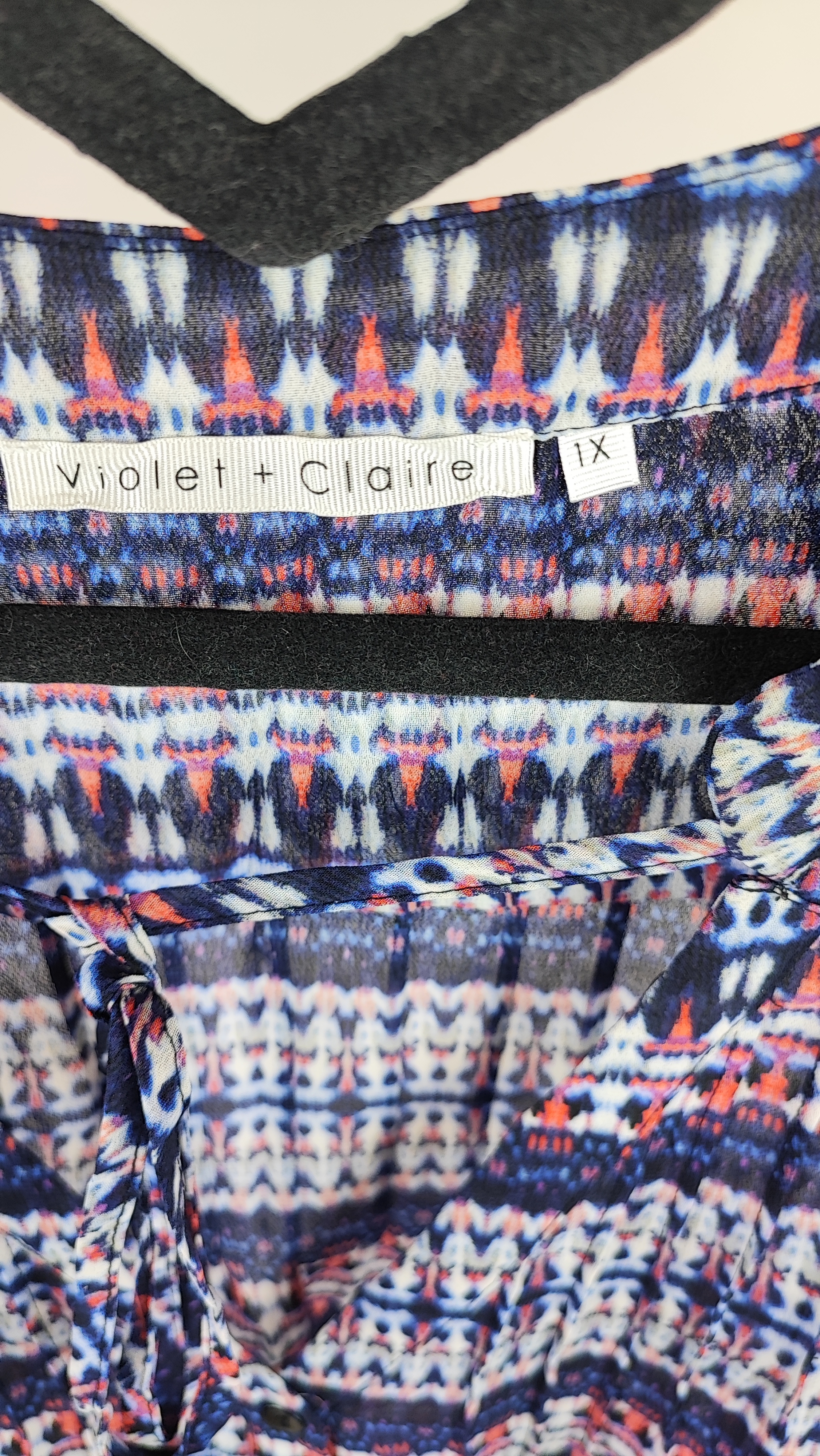 تاپ زنانه سایز بزرگ برند Violet + Claire رنگ سرمهای طرحدار استوک اروپایی گرید