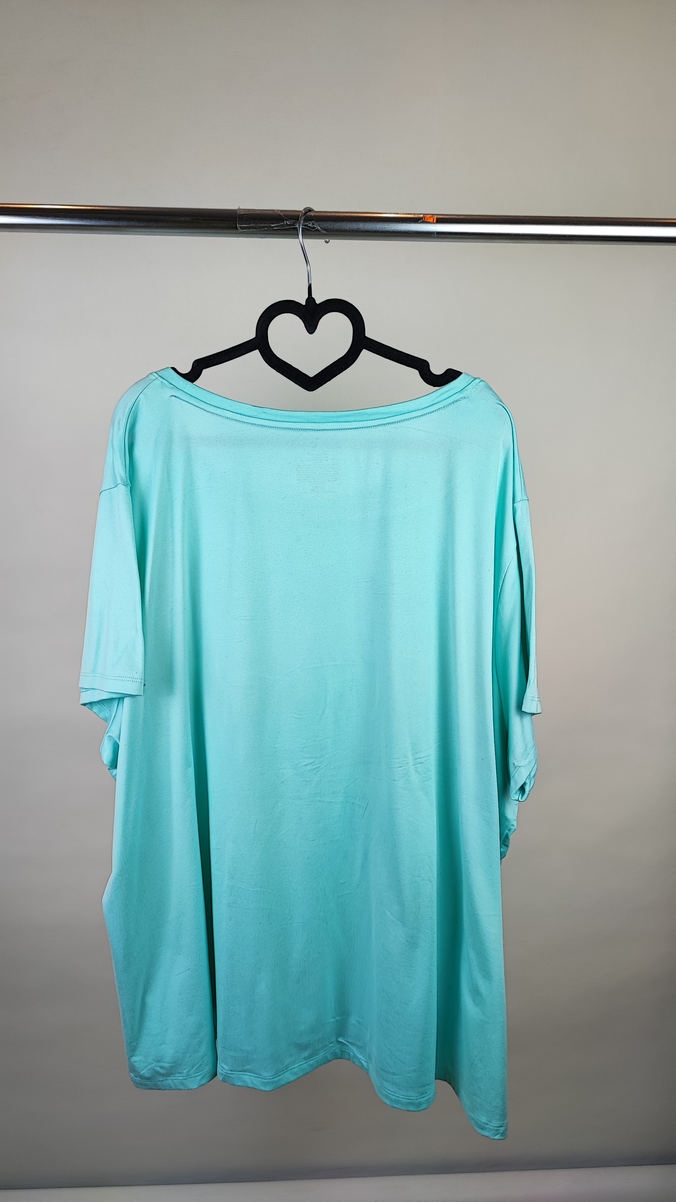 تیشرت زنانه سایزبزرگ رنگ آبی فیروزهای روشن با نوشته چاپی رنگارنگ Choose Happy برند Secret Treasures استوک