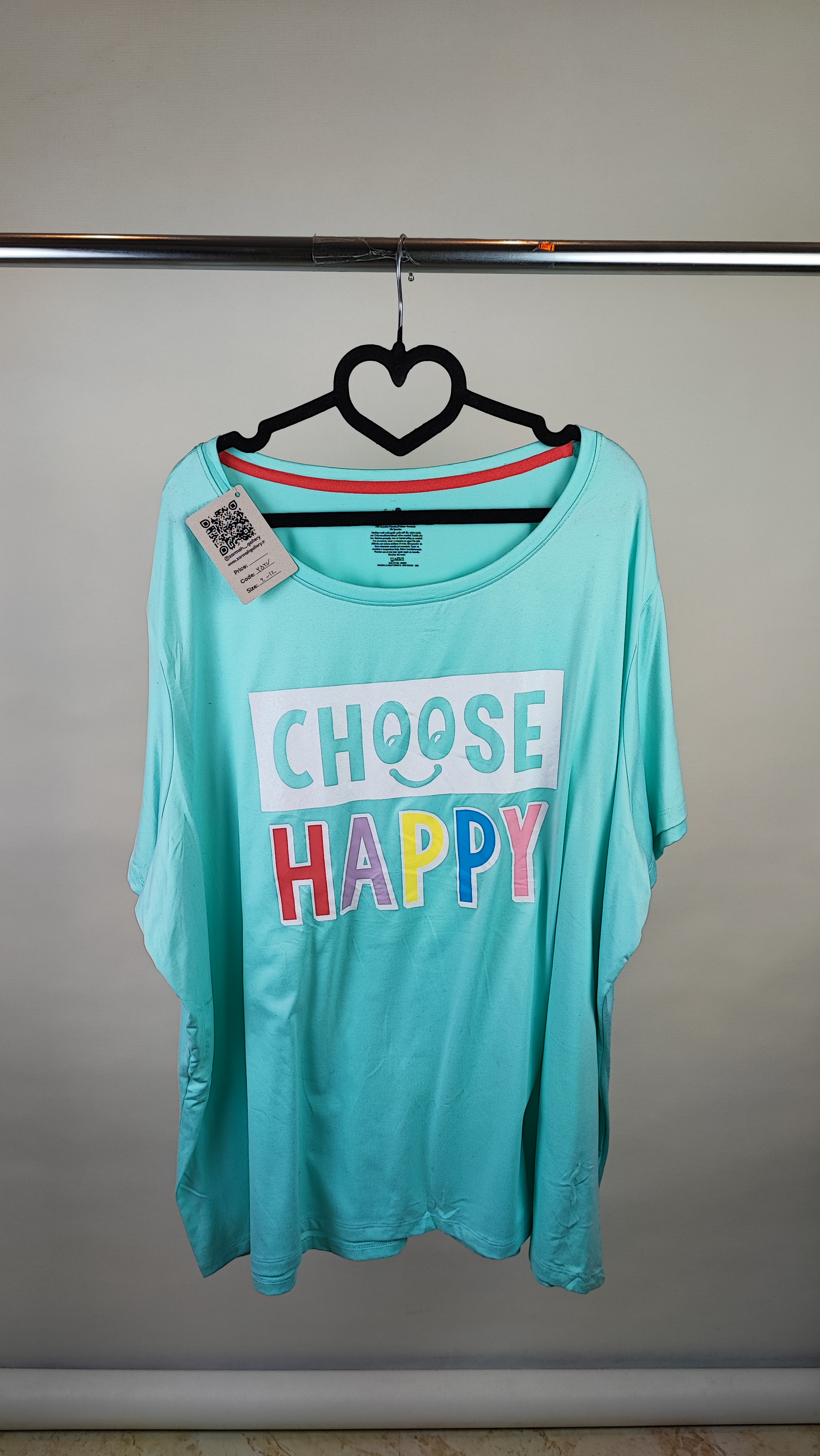 تیشرت زنانه سایزبزرگ رنگ آبی فیروزهای روشن با نوشته چاپی رنگارنگ Choose Happy برند Secret Treasures استوک