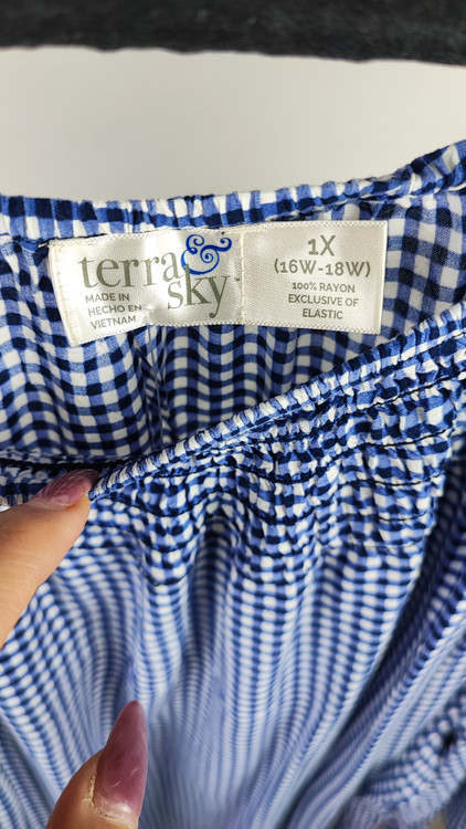شومیز زنانه سایزبزرگ برند Terra & Sky مدل یقه قایقی طرح چهارخانه آبی و پایین گلدار استوک اروپایی