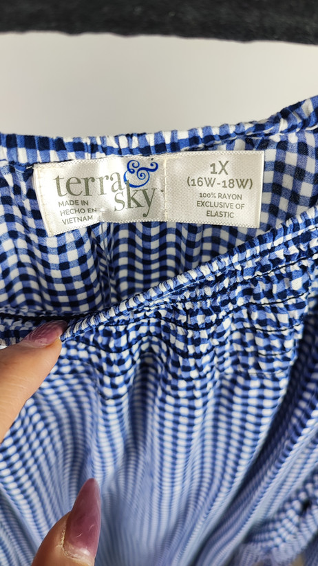 شومیز زنانه سایزبزرگ برند Terra & Sky مدل یقه قایقی طرح چهارخانه آبی و پایین گلدار استوک اروپایی