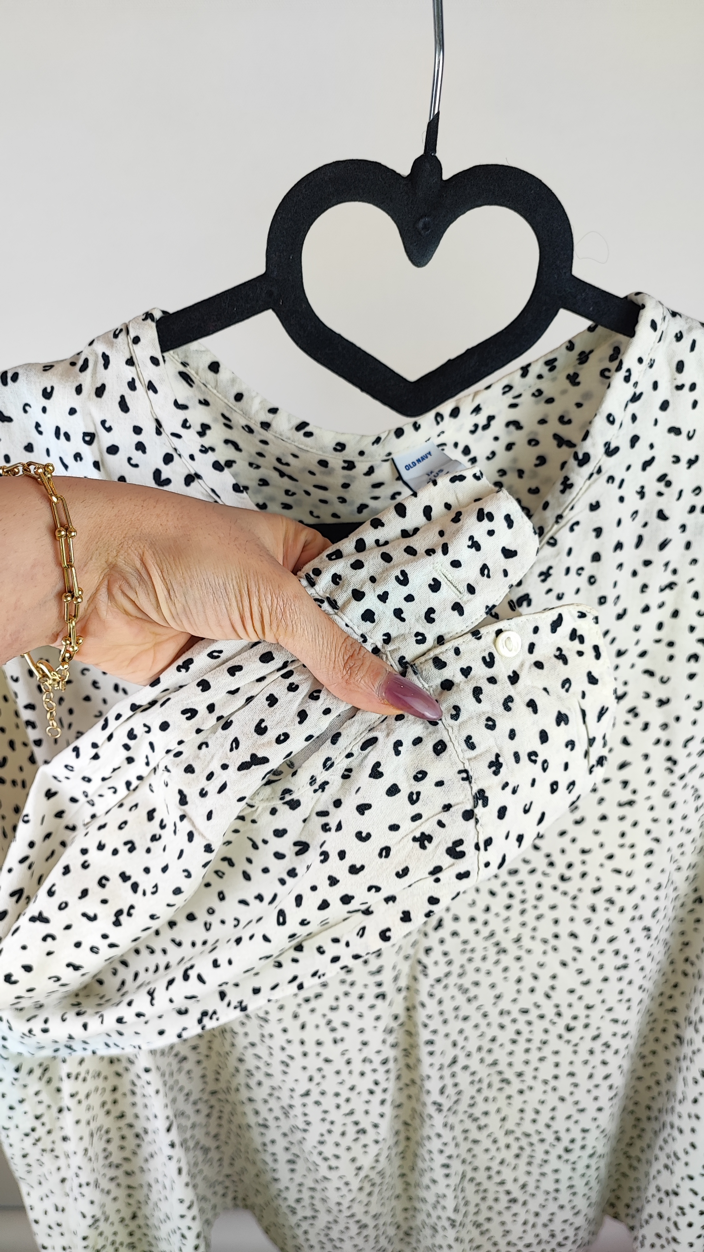 شومیز سفید خالخالی زنانه سایزبزرگ برند اولد نوی Old Navy استوک وارداتی با یقه هفت و آستین بلند