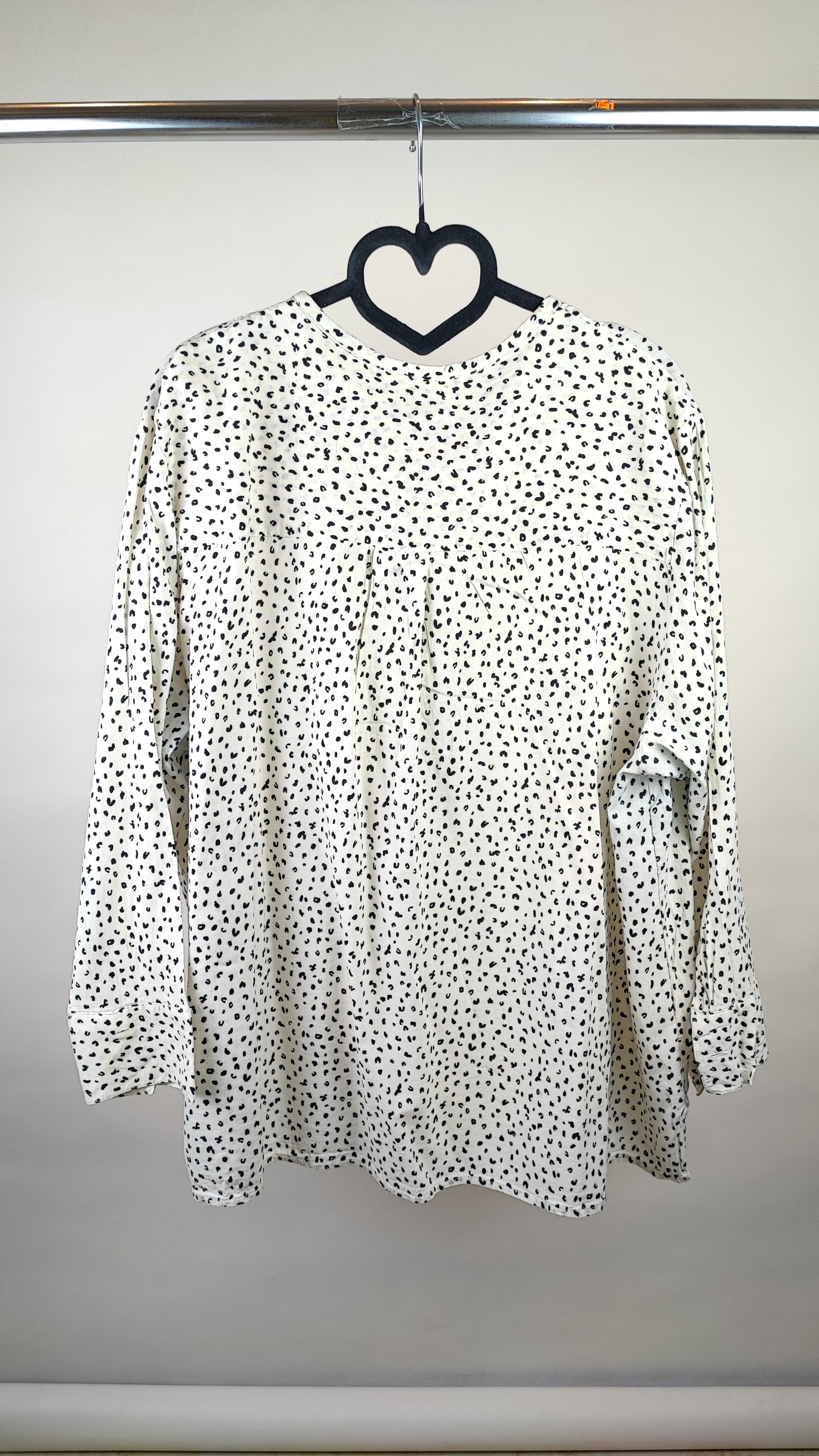 شومیز سفید خالخالی زنانه سایزبزرگ برند اولد نوی Old Navy استوک وارداتی با یقه هفت و آستین بلند