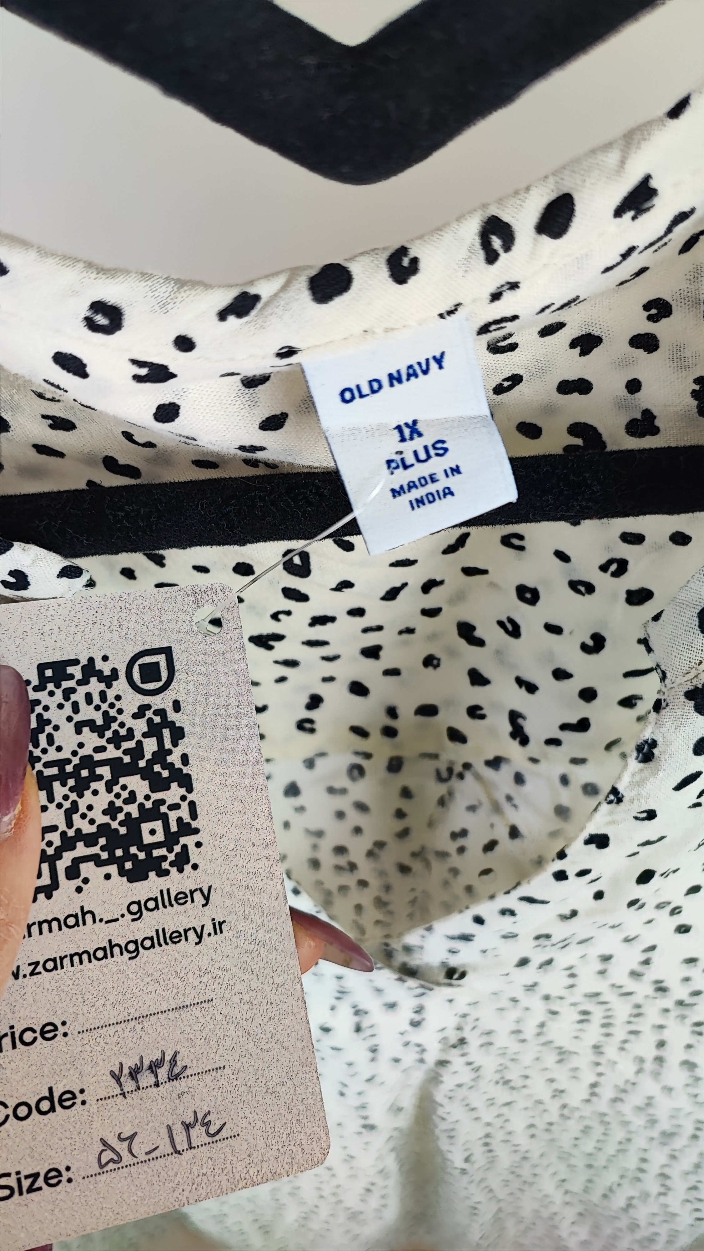 شومیز سفید خالخالی زنانه سایزبزرگ برند اولد نوی Old Navy استوک وارداتی با یقه هفت و آستین بلند
