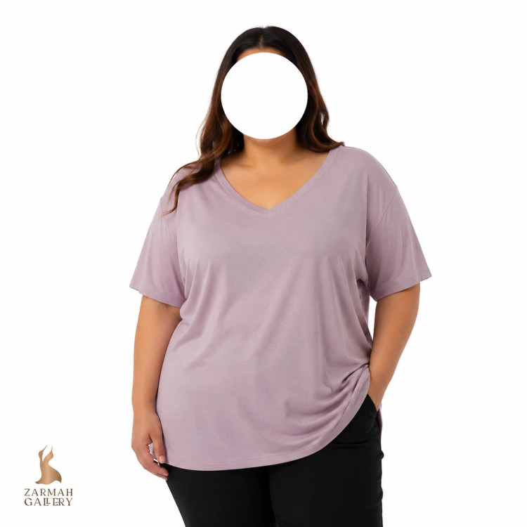 تیشرت زنانه سایزبزرگ استوک وارداتی رنگ یاسی مدل یقه هفت با پارچه نرم و تنخور آزاد مناسب استایل روزمره