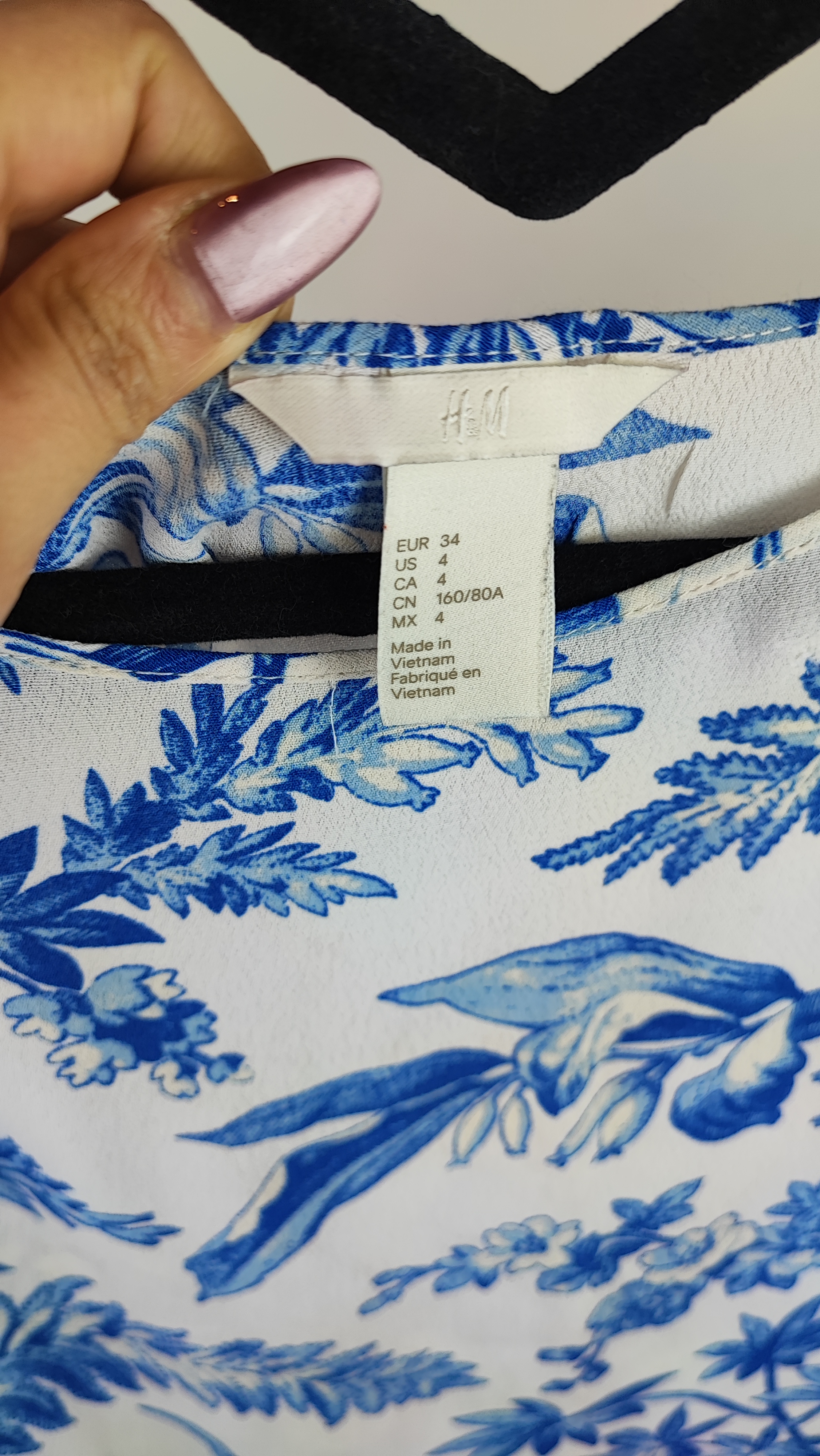 شومیز زنانه استوک برند H&M طرح گلدار آبی سفید سایز کوچک مناسب استایل روزمره و تابستانی