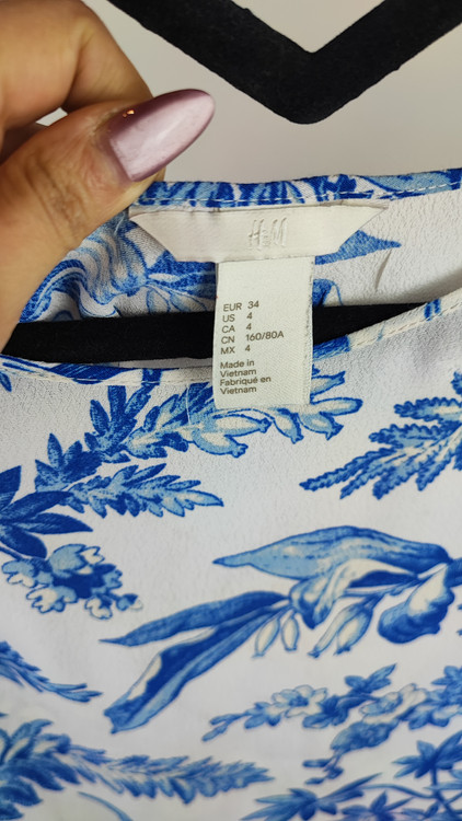 شومیز زنانه استوک برند H&M طرح گلدار آبی سفید سایز کوچک مناسب استایل روزمره و تابستانی