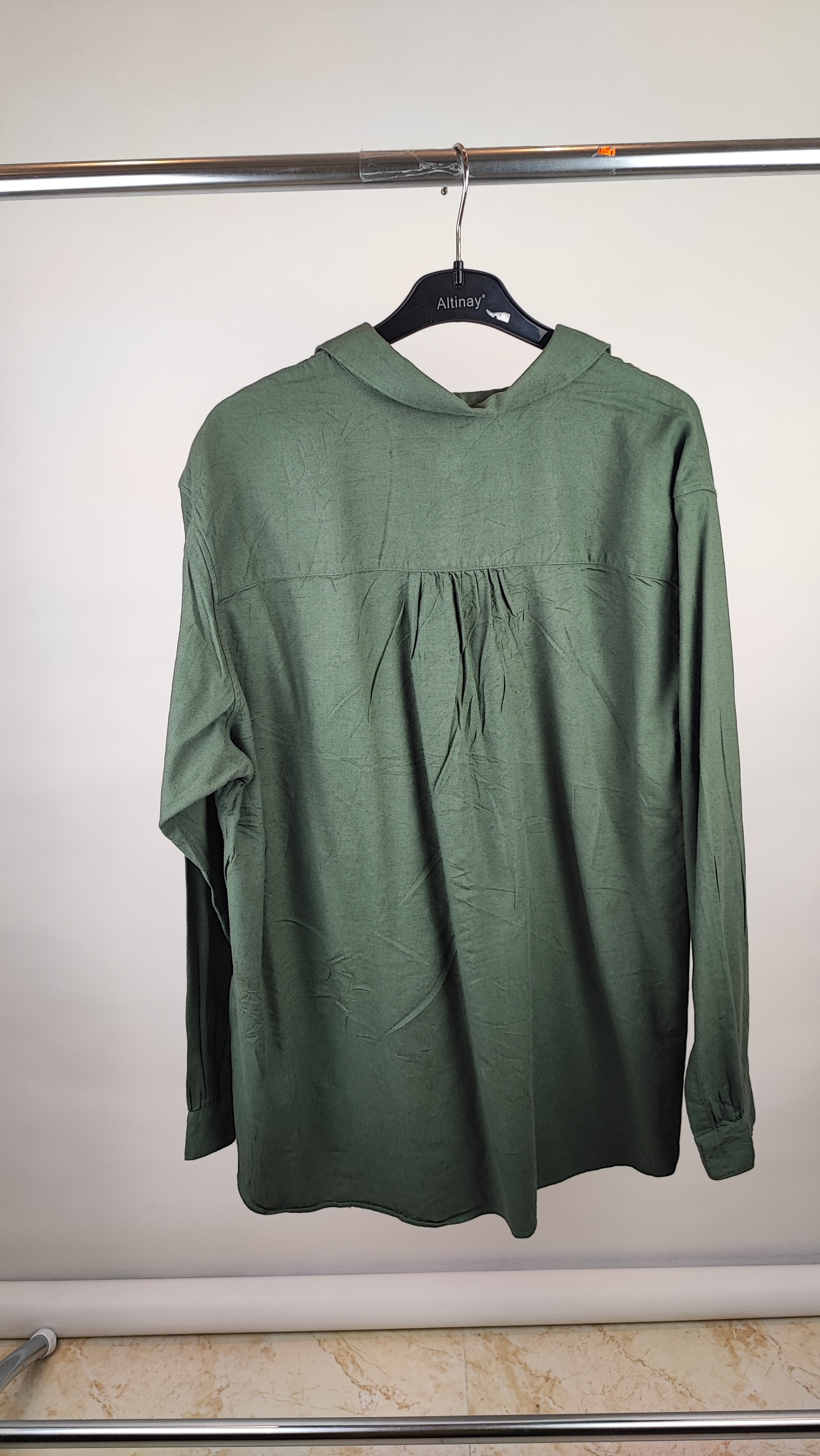 شومیز نخی سبز زیتونی سایزبزرگ زنانه برند یونیکلو (Uniqlo) استوک وارداتی کد ۱۹۸۰ زرماه گالری