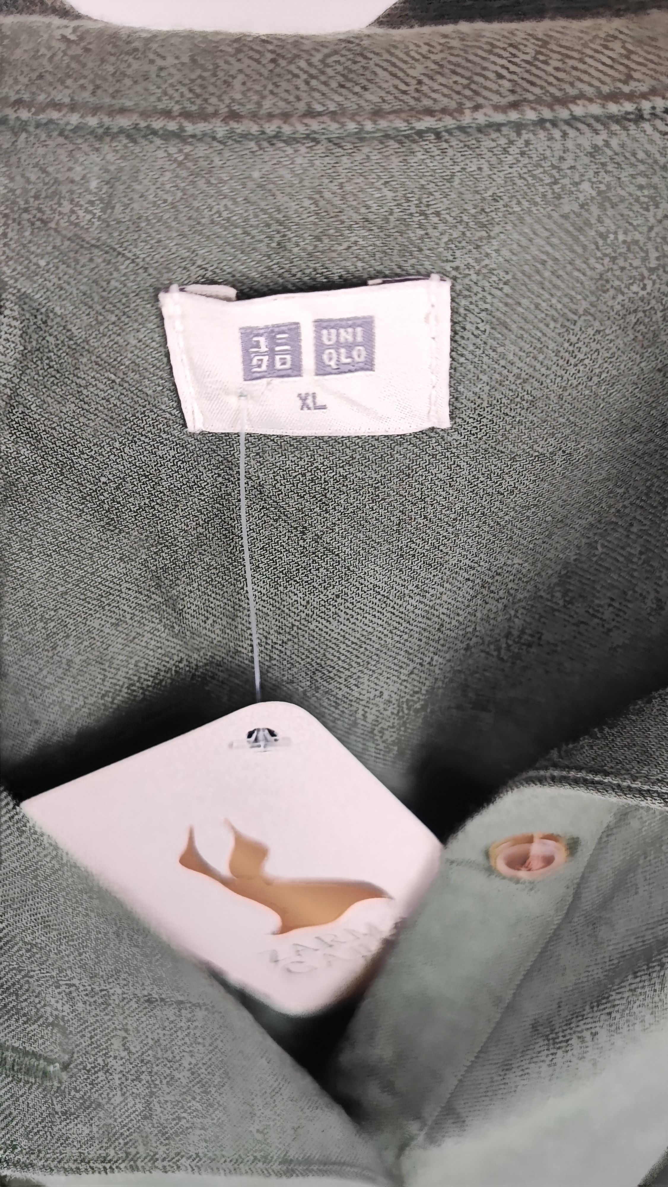 شومیز نخی سبز زیتونی سایزبزرگ زنانه برند یونیکلو (Uniqlo) استوک وارداتی کد ۱۹۸۰ زرماه گالری