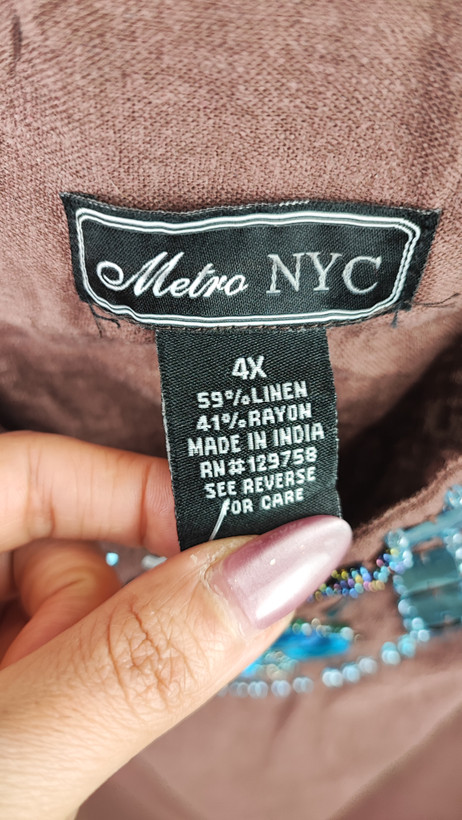 تاپ زنانه قهوهای سایزبزرگ برند Metro NYC با جواهردوزی فیروزهای دور یقه کد ۲۵۲۹ زرماه گالری