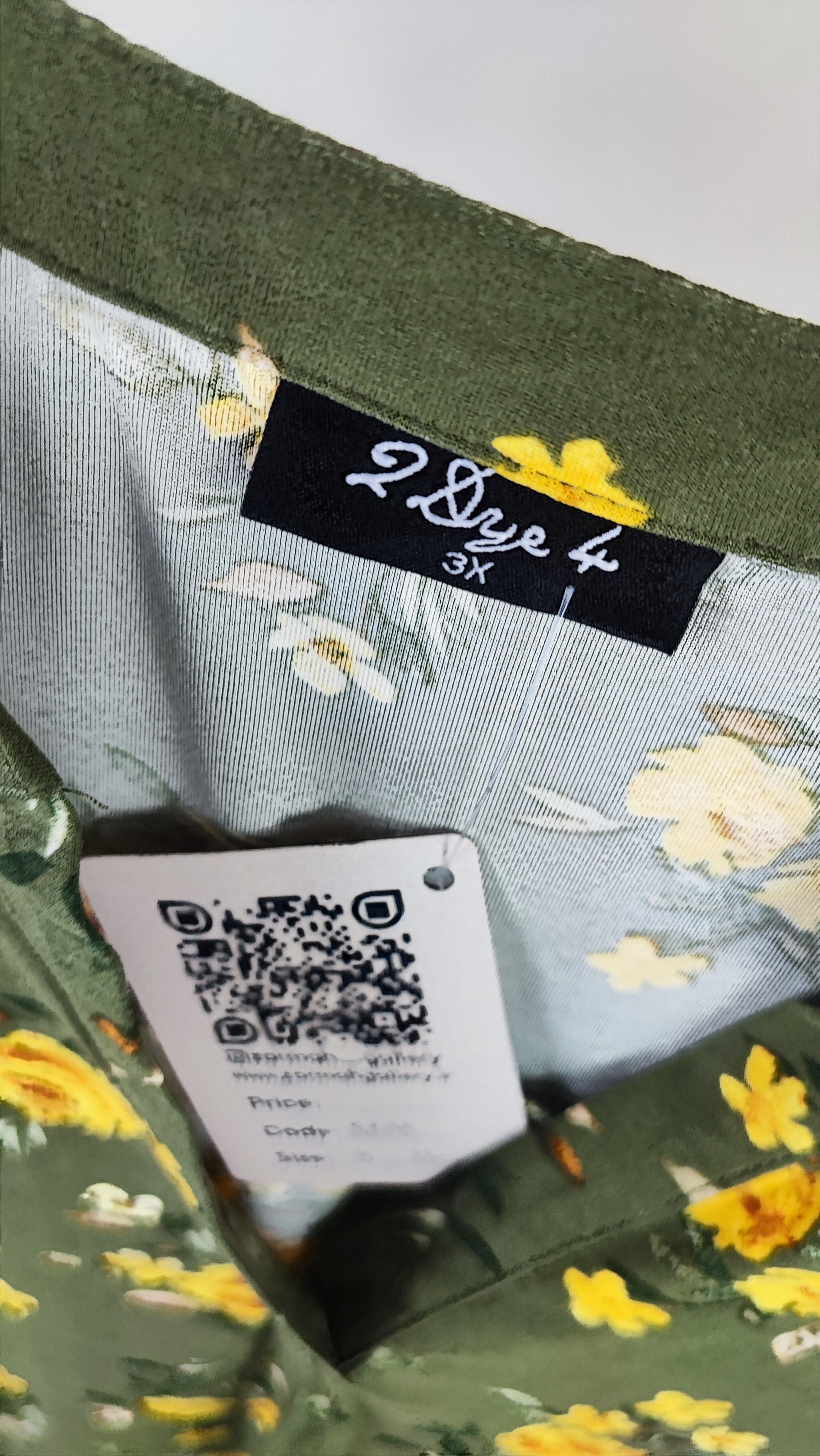 تاپ زنانه سایزبزرگ استوک وارداتی برند 2 Love 4 طرح گلدار سبز کد 2499 مناسب سایز 60 تا 62 با پارچه خنک و کیفیت عالی