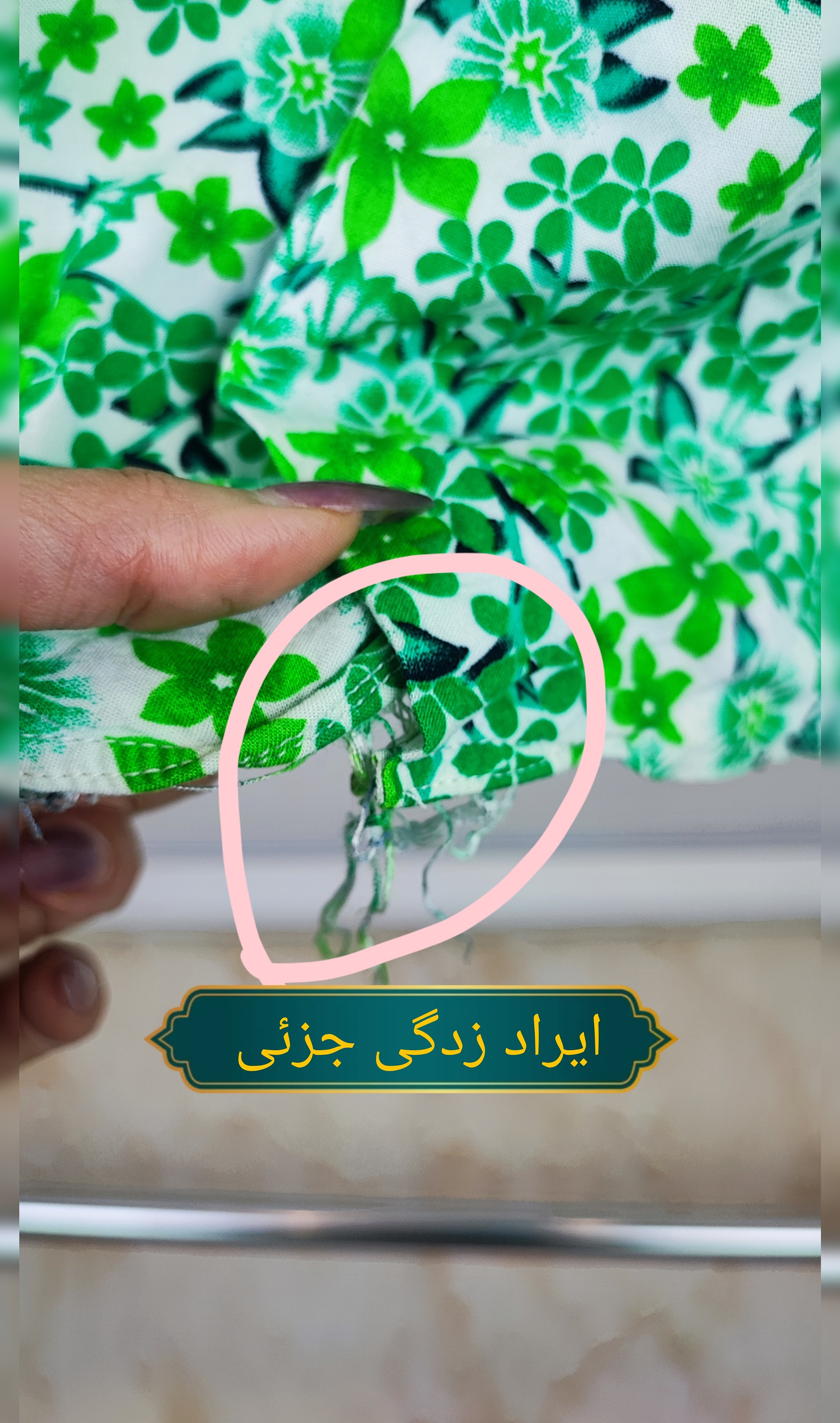 شومیز زنانه گلدار سبز و سفید برند Lucks استوک وارداتی با تنخور شیک مناسب استایل روزمره